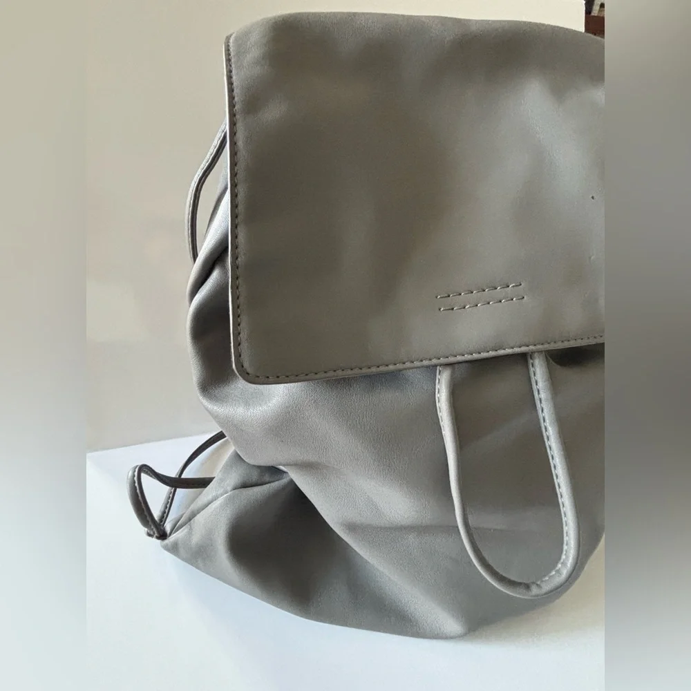 🦋2/25$ CoLab Gray faux soft Leather Pouch Back Pack - Picture 2 of 15